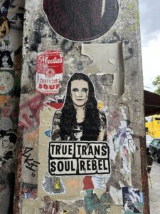 Arte urbana e grafite nos arredores da East Side Gallery, Berlim