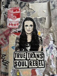 Arte urbana e grafite nos arredores da East Side Gallery, Berlim